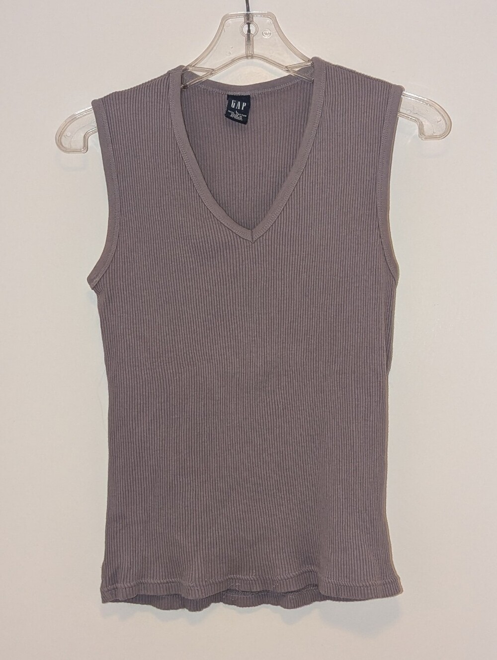 GAP Ribbed V-Neck Sleeveless Tank Top in Dusty Lavender